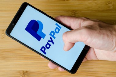 Kiev, Ukrayna - 15 Temmuz 2018: Paypal logosuna ekran Xiaomi Redmi Not 5.