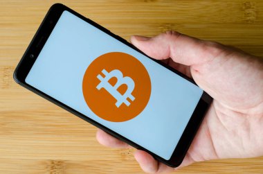 Kiev, Ukrayna - 15 Temmuz 2018: Bitcoin logo üstünde perde Xiaomi Redmi Not 5.