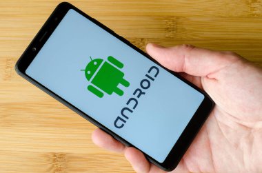 Kiev, Ukrayna - 15 Temmuz 2018: Android logo üstünde perde Xiaomi Redmi Not 5.