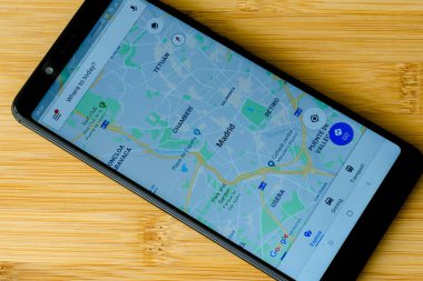Kiev, Ukrayna - 15 Temmuz 2018: Google Haritalar'da ekran Xiaomi Redmi Not 5.