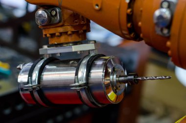 Robot kol üzerinde matkap