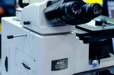 Kiev, Ukrayna - 22 Kasım 2018: Nikon tutulması Ma200 Metalurji mikroskobu.