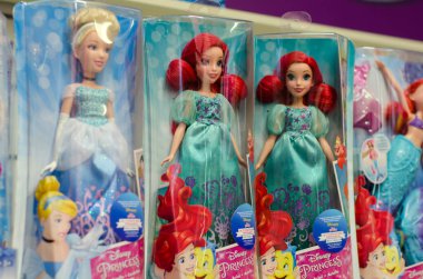Kiev, Ukrayna - 24 Mart 2018: Disney Princess bebek süpermarket Stand Satılık.
