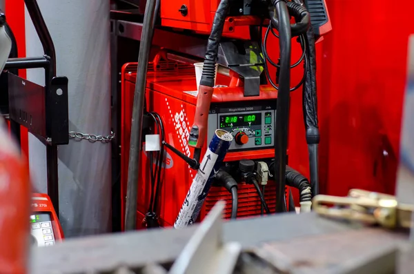 Kiev, Ukrayna - 22 Kasım 2018: Fronius kaynak makinaları ile farklı donanımları.
