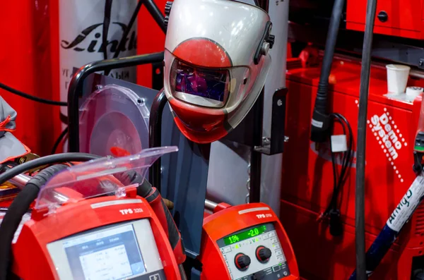 Kiev, Ukrayna - 22 Kasım 2018: Fronius kaynak makinaları ile farklı donanımları.