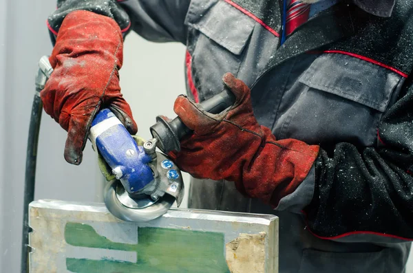 kullanarak bir kıyma makinesi işçisi.