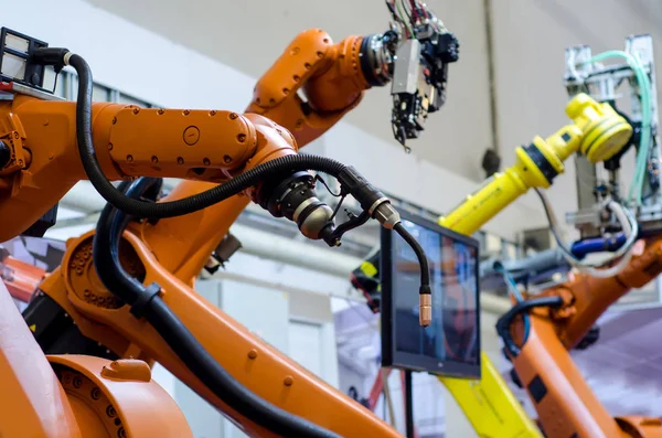 Farklı endüstriyel robot kollar.