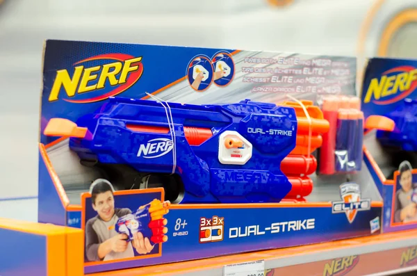 Kiev Ucrânia Março 2018 Arma Nerf Para Venda Estande Supermercado — Fotografia de Stock