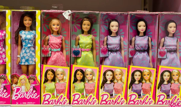 Kiev Ucrânia Março 2018 Barbie Brinquedos Para Venda Estande Supermercado — Fotografia de Stock