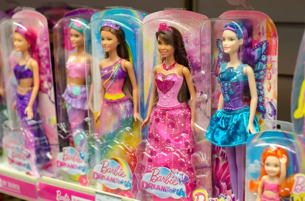 Kiev Ucrânia Março 2018 Barbie Brinquedos Para Venda Estande Supermercado — Fotografia de Stock