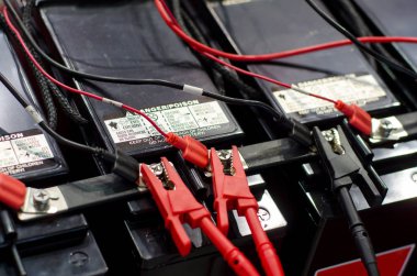 Kelepçe ile pil şarj cihazı.