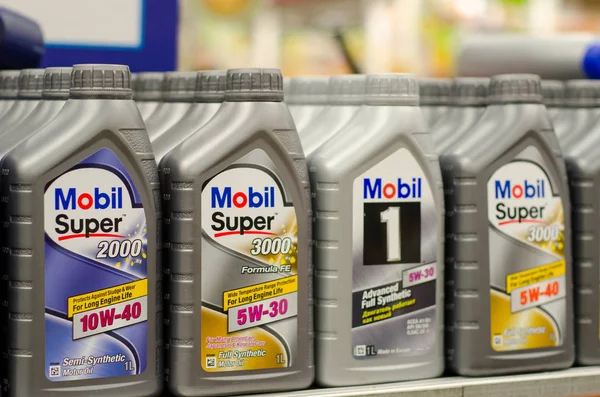 Kiev, Ukrayna - 13 Nisan 2018: Mobil Motor yağı.