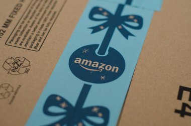 Soest, Almanya - 12 Aralık 2018: Amazon Prime karton kutu.