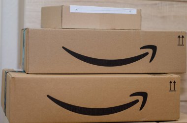 Soest, Almanya - 12 Aralık 2018: Amazon Prime karton kutu.