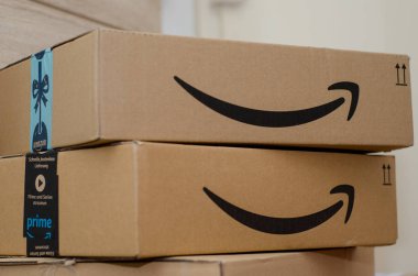 Soest, Almanya - 12 Aralık 2018: Amazon Prime karton kutu.