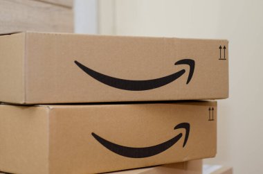 Soest, Almanya - 12 Aralık 2018: Amazon Prime karton kutu.