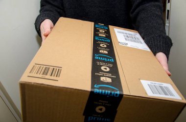 Soest, Almanya - 12 Aralık 2018: Kadın alıcı Amazon Prime paketi.