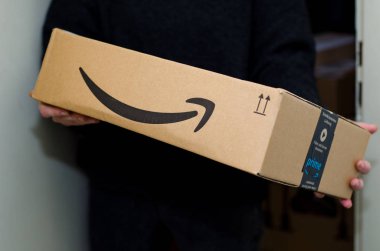 Soest, Almanya - 12 Aralık 2018: Kadın alıcı Amazon Prime paketi.