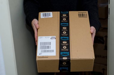 Soest, Almanya - 12 Aralık 2018: Kadın alıcı Amazon Prime paketi.
