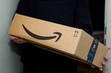 Soest, Almanya - 12 Aralık 2018: Kadın alıcı Amazon Prime paketi.