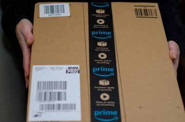 Soest, Almanya - 12 Aralık 2018: Kadın alıcı Amazon Prime paketi.