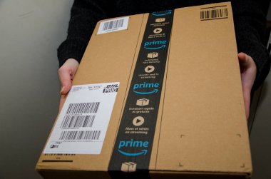 Soest, Almanya - 12 Aralık 2018: Kadın alıcı Amazon Prime paketi.
