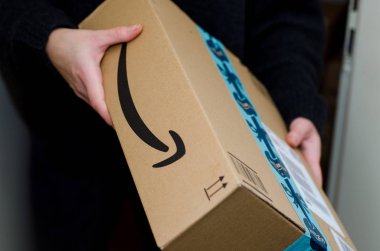 Soest, Almanya - 12 Aralık 2018: Kadın alıcı Amazon Prime paketi.