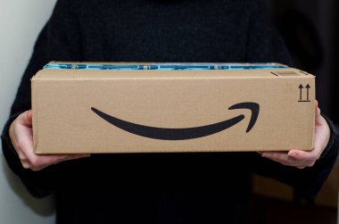 Soest, Almanya - 12 Aralık 2018: Kadın alıcı Amazon Prime paketi.