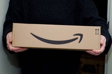 Soest, Almanya - 12 Aralık 2018: Kadın alıcı Amazon Prime paketi.