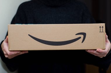 Soest, Almanya - 12 Aralık 2018: Kadın alıcı Amazon Prime paketi.