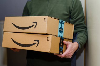 Soest, Almanya - 12 Aralık 2018: Adam Amazon Prime paketi teslim eder.