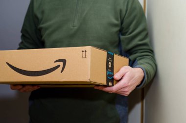 Soest, Almanya - 12 Aralık 2018: Adam Amazon Prime paketi teslim eder.