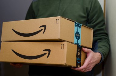 Soest, Almanya - 12 Aralık 2018: Adam Amazon Prime paketi teslim eder.