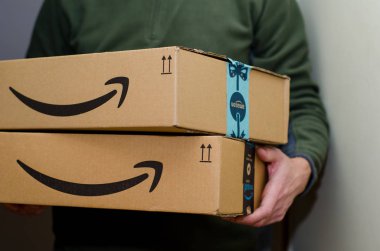 Soest, Almanya - 12 Aralık 2018: Adam Amazon Prime paketi teslim eder.