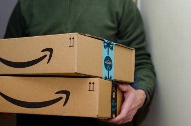 Soest, Almanya - 12 Aralık 2018: Adam Amazon Prime paketi teslim eder.