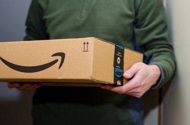 Soest, Almanya - 12 Aralık 2018: Adam Amazon Prime paketi teslim eder.