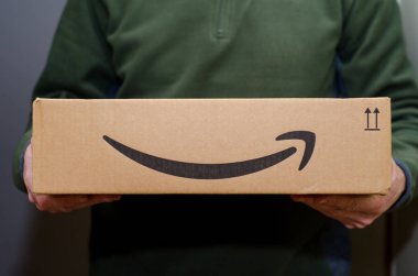 Soest, Almanya - 12 Aralık 2018: Adam Amazon Prime paketi teslim eder.