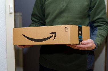 Soest, Almanya - 12 Aralık 2018: Adam Amazon Prime paketi teslim eder.