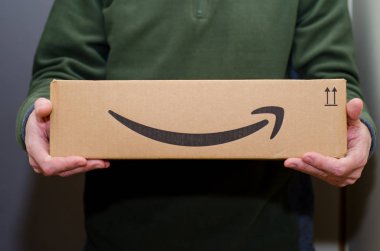 Soest, Almanya - 12 Aralık 2018: Adam Amazon Prime paketi teslim eder.
