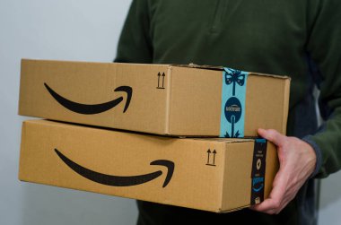 Soest, Almanya - 12 Aralık 2018: Adam Amazon Prime paketi teslim eder.