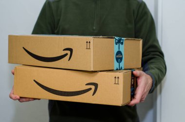 Soest, Almanya - 12 Aralık 2018: Adam Amazon Prime paketi teslim eder.