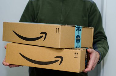 Soest, Almanya - 12 Aralık 2018: Adam Amazon Prime paketi teslim eder.