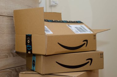 Soest, Almanya - 12 Aralık 2018: Amazon Prime karton kutu.