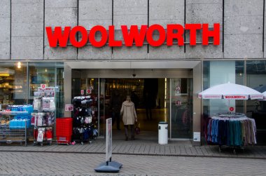 Soest, Almanya - 12 Aralık 2018: Woolworth Dükkanı.