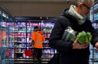 Soest, Almanya - 13 Aralık 2018: Alıcılar Rewe süpermarket.