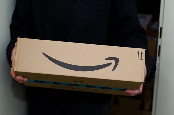 Soest Alemania Diciembre 2018 Mujer Recibiendo Paquete Amazon Prime — Foto de Stock