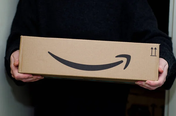 Soest Alemania Diciembre 2018 Mujer Recibiendo Paquete Amazon Prime — Foto de Stock