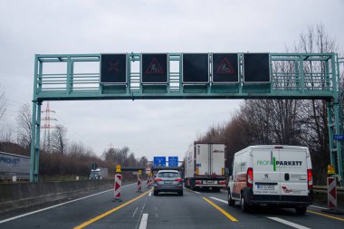 Dortmund, Almanya - 14 Aralık 2018: Karayolu trafik Alman autobahn 44, autobahn 1, autobahn 2 üzerinde