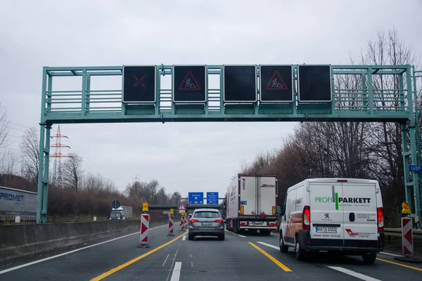 Dortmund, Almanya - 14 Aralık 2018: Karayolu trafik Alman autobahn 44, autobahn 1, autobahn 2 üzerinde