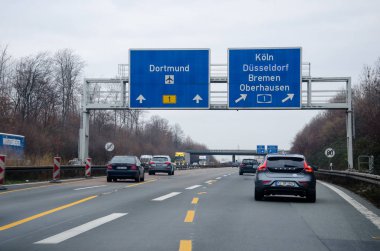 Dortmund, Almanya - 14 Aralık 2018: Karayolu trafik Alman autobahn 44, autobahn 1, autobahn 2 üzerinde